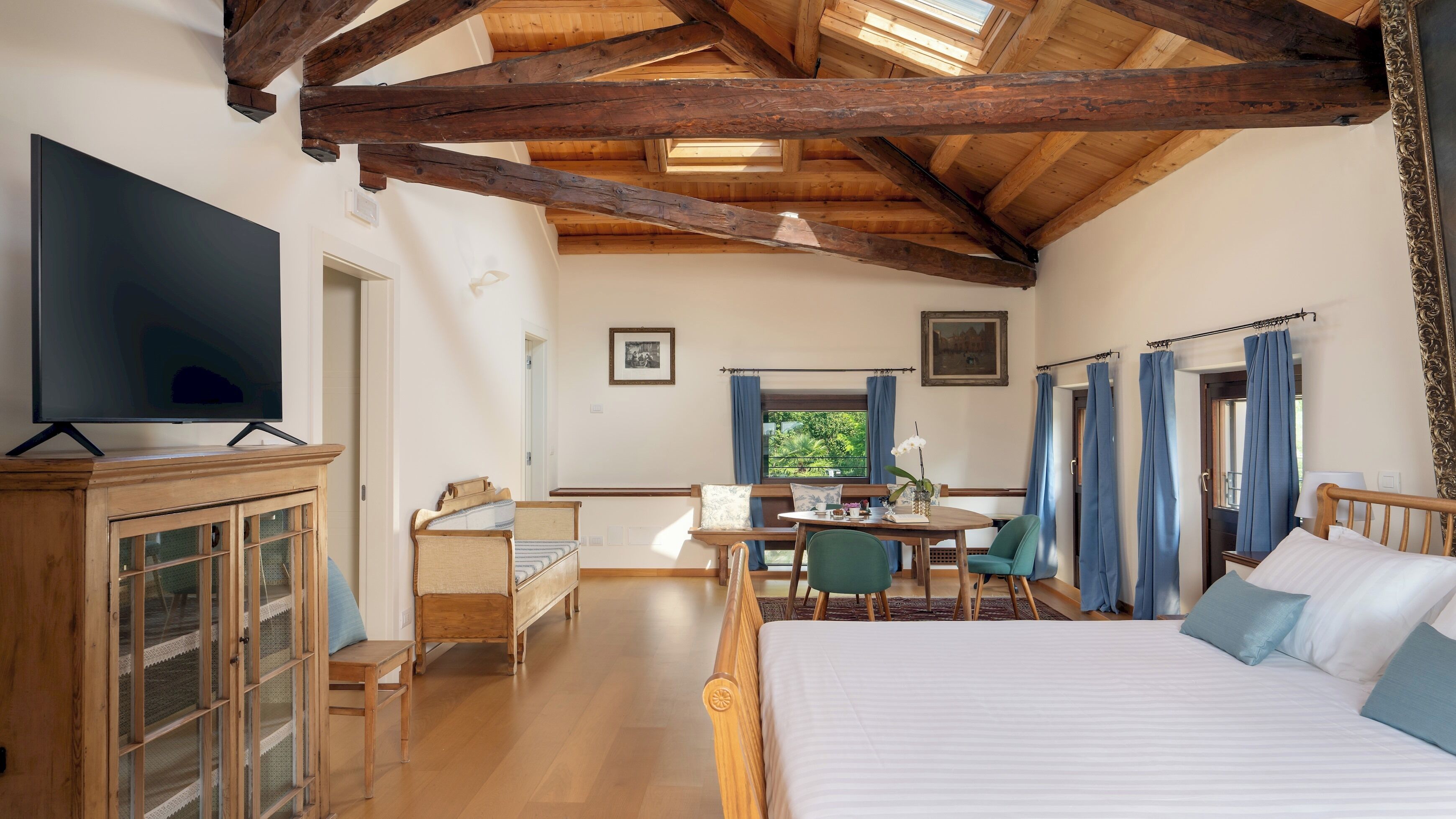4 bedrooms, iron/ironing board, WiFi (free), bed sheets