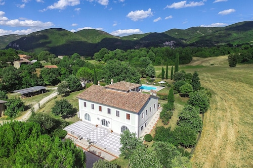 Tenuta Astolfi 12+3, Emma Villas