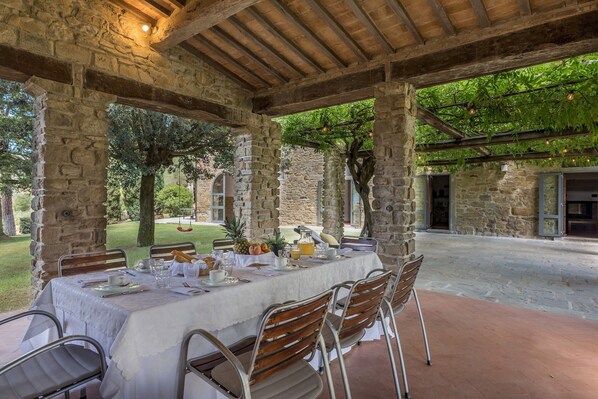Outdoor dining - Tenuta Sagherina 8, Emma Villas (Metelliano)