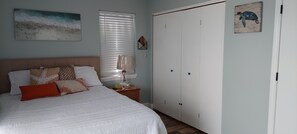 3 bedrooms, free WiFi, bed sheets - The Salty Peanut---no peeking here!! (Surf City)