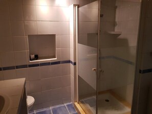 Chuveiro, secador de cabelo, toalhas de banho, sabonete