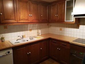 Fridge, microwave, oven, stovetop - Duplex-1 on the route des châteaux (Baule-1) (Baule, Centre-Val de Loire, France)