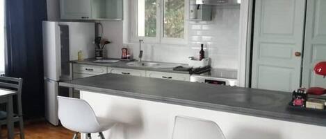 Réfrigérateur, micro-ondes, four, plaque de cuisson