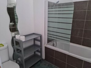 Baignoire, sĂšche-cheveux, serviettes fournies, savon