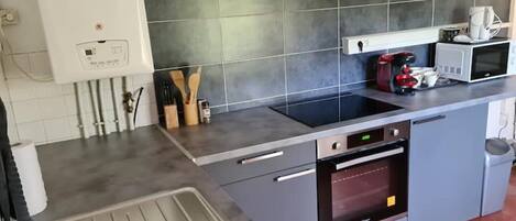 Réfrigérateur, micro-ondes, four, plaque de cuisson