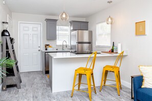 ثلاجة، ميكروويف، فرن، موقد طهي مسطح