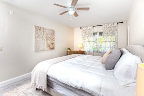 1 bedroom, iron/ironing board, travel crib, free WiFi - Walk to dwnt/7min to beach/king bed/free parking (New Port Richey)