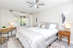 1 chambre, fer et planche à repasser, lit de bébé portatif