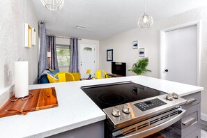 Réfrigérateur, four à micro-ondes, un four, surface de cuisson