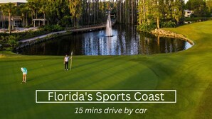 Un parcours de golf avec un étang, des arbres et un pont.