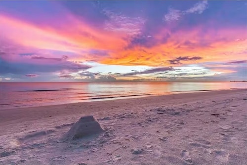 Walk to dwnt/7min to beach/king bed/free parking