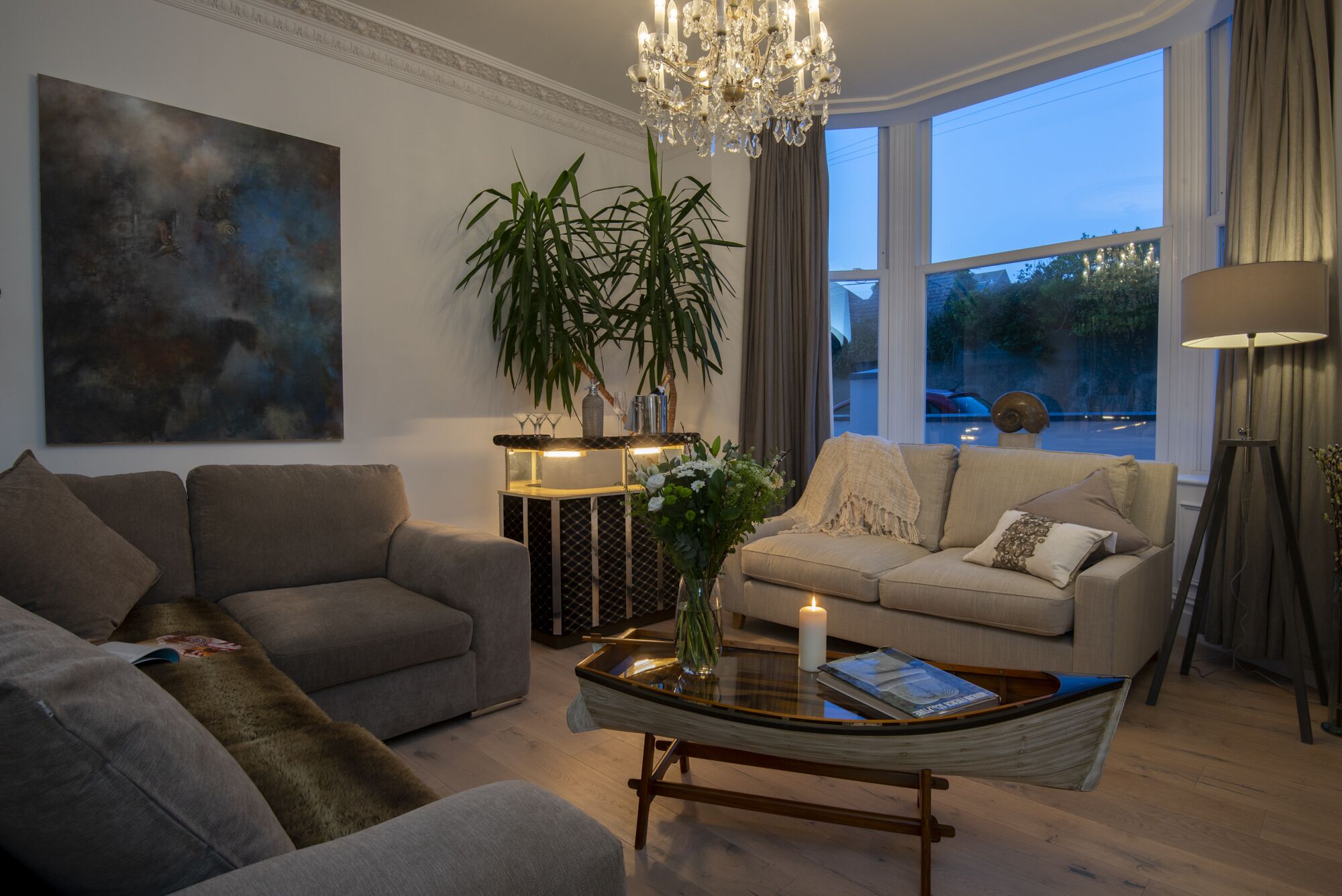 Smart TV, fireplace, books, stereo