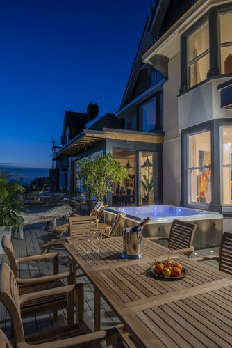 Super deluxe 6 bedroom house with Hot tub, sea views, wood burner, roof terrace 