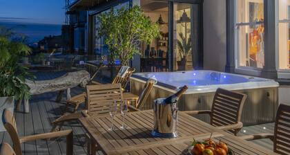 Super deluxe 6 bedroom house with Hot tub, sea views, wood burner, roof terrace