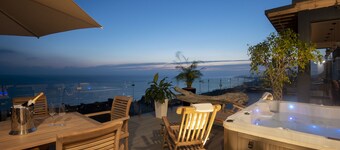 Super deluxe 6 bedroom house with Hot tub, sea views, wood burner, roof terrace