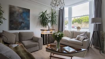 Smart TV, fireplace, books, stereo