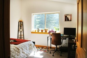 2 bedrooms, desk, free WiFi, bed sheets