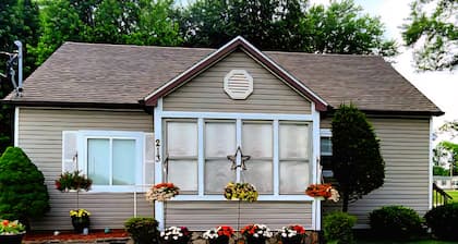 Lakeside Shady Rest Home Away from Home blocks from Rend Lake and I57/I64