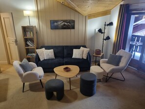 Smart-tv, een open haard, boeken en een kantoor