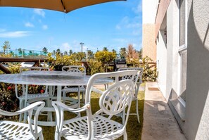 Familienapartment, 2 Schlafzimmer, zum Garten hin | Terrasse/Patio