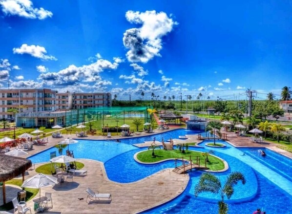 Piscina interna, piscina externa, guarda-sóis, salva-vidas no local