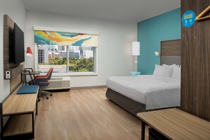 Desk, laptop workspace, blackout drapes, iron/ironing board - Tru by Hilton Miami West Brickell (Miami)