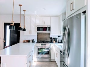 Fridge, microwave, oven, stovetop - Modern Culver City Stay with Balcony & Parking (Culver City)