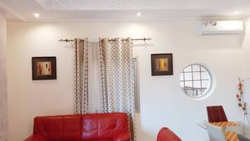 Apartment | Living room | 30-inch TV with digital channels