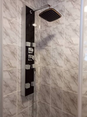 Apartamento | Banheiro | Chuveiro, toalhas de banho