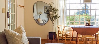 Little Stuga - Cozy, Private, Walk to water w/views