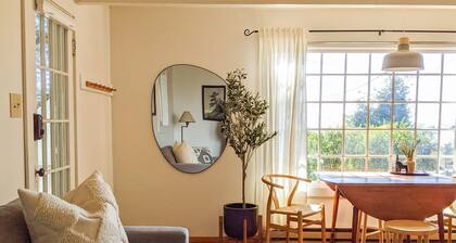 Little Stuga - Cozy, Private, Walk to water w/views