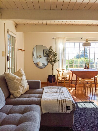 Little Stuga - Cozy, Private, Walk to water w/views