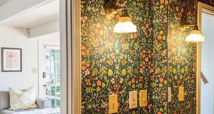 Little Stuga - Cozy, Private, Walk to water w/views