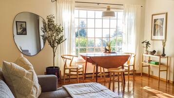 Smart TV, chimenea, reproductor de DVD y videoteca