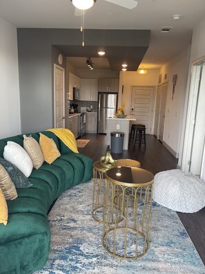 Living area - Perfect Unit in the heart of Atlanta! (Atlanta)