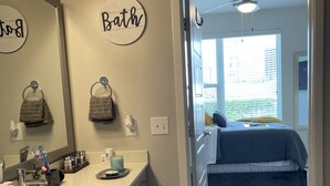 Bathroom - Perfect Unit in the heart of Atlanta! (Atlanta)