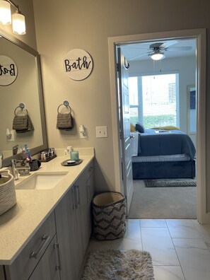 Combined shower/bathtub - Perfect Unit in the heart of Atlanta! (Atlanta)