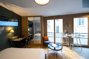 Iron/ironing board, internet, bed sheets