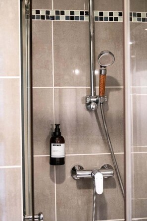 Dusche, Haartrockner, Handtücher