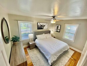 2 bedrooms, iron/ironing board, travel cot, WiFi - Great Location | Patio | Grill | Tempurpedic Beds (Lexington)