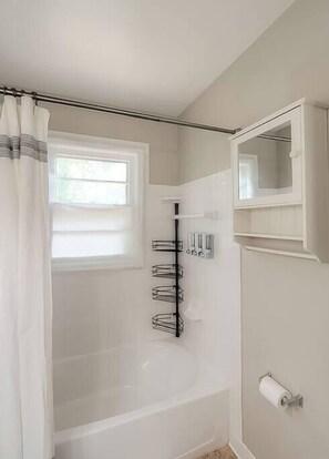 Bathtub, hair dryer, towels, shampoo - Great Location | Patio | Grill | Tempurpedic Beds (Lexington)