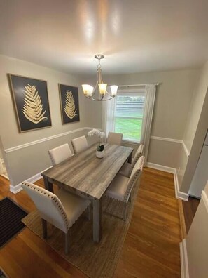 Dining - Great Location | Patio | Grill | Tempurpedic Beds (Lexington)