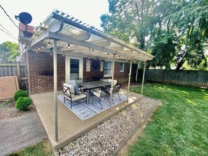 Outdoor dining - Great Location | Patio | Grill | Tempurpedic Beds (Lexington)