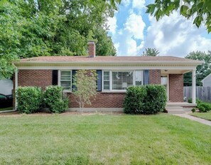 Exterior - Great Location | Patio | Grill | Tempurpedic Beds (Lexington)