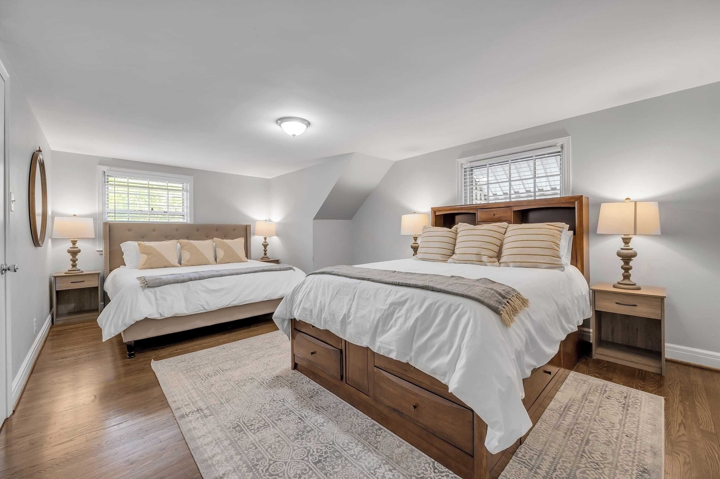 4 chambres, bureau, fer et planche à repasser, lit parapluie