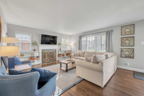 Updated Home | Downtown | Luxe Beds | Ping Pong