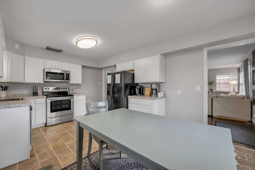 Updated Home | Downtown | Luxe Beds | Ping Pong