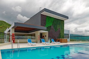 Outdoor pool - Apartamento de 2 habitaciones y 2 banos muy cerca a la playa, y al Aeropuerto. (Gaira)