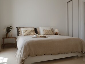 4 slaapkamers, een strijkplank/strijkijzer, reisbedje, gratis wifi