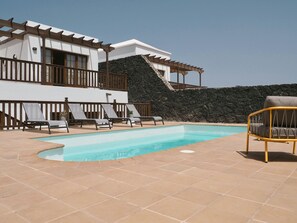 Een buitenzwembad en een verwarmd zwembad